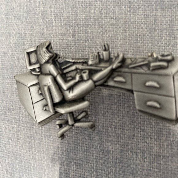 JJ secretary pin. Pewter color. VG used condition. Measures approx 2 1/2 ". - Picture 2 of 9